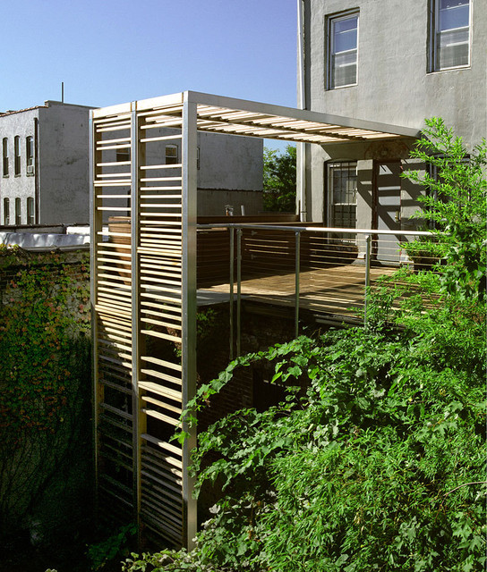 Urban trellis & roof deck Modern Terrace New York by Leone