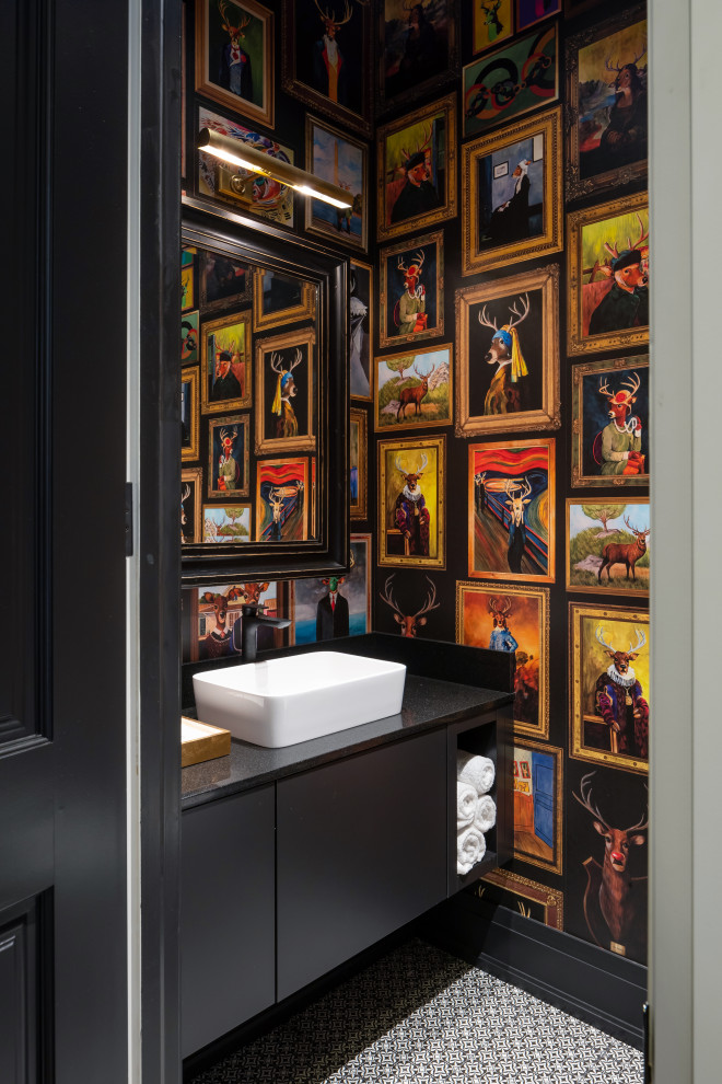 Foto på ett mellanstort eklektiskt svart toalett, med släta luckor, svarta skåp, flerfärgade väggar, klinkergolv i keramik, ett piedestal handfat, granitbänkskiva och vitt golv