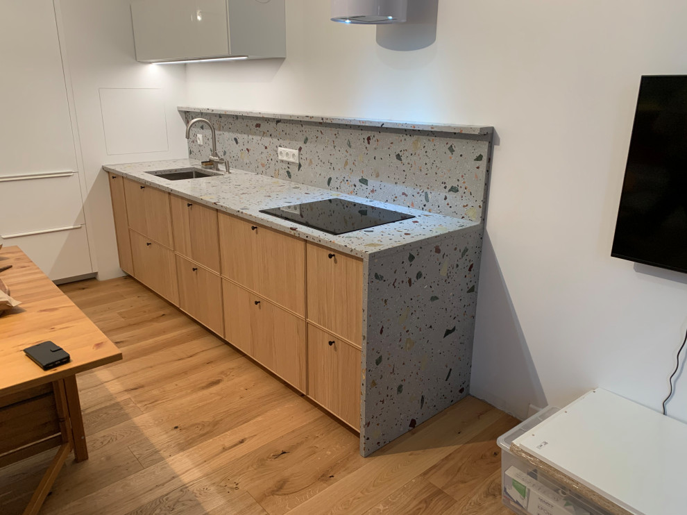 Столешница и стеновые панели с полкой терраццо