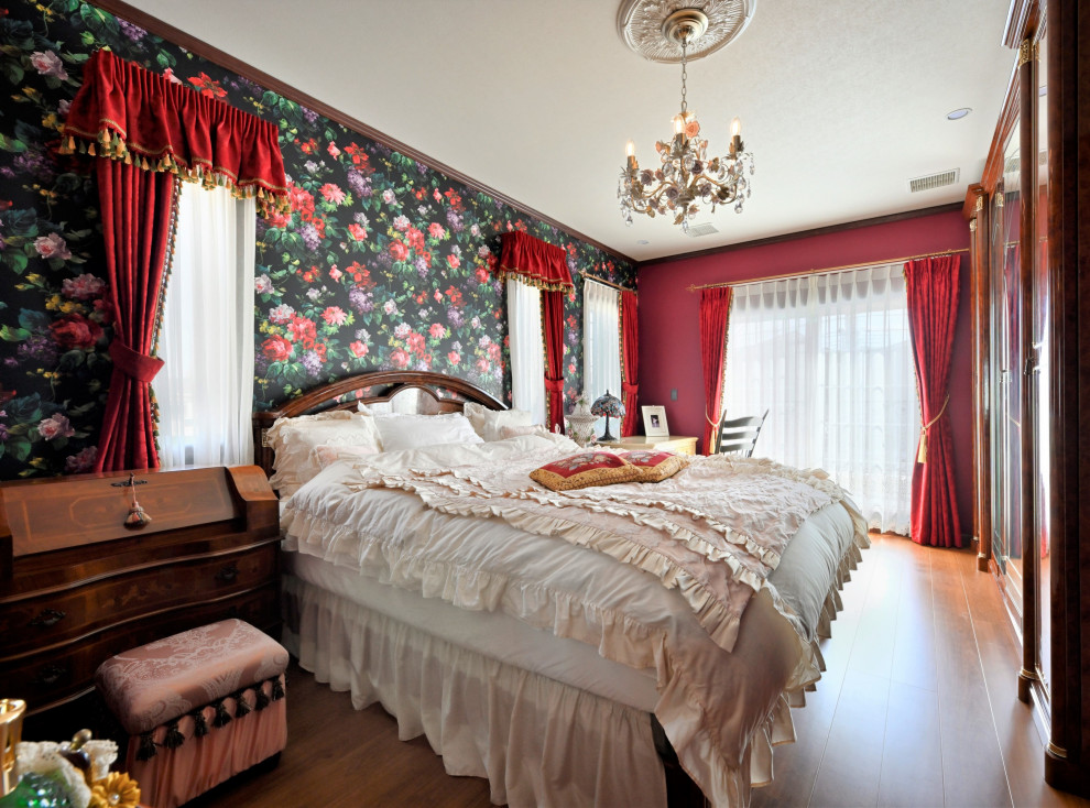 Свежая идея для дизайна: большая хозяйская спальня в классическом стиле с красными стенами, полом из фанеры, коричневым полом, потолком с обоями и обоями на стенах - отличное фото интерьера