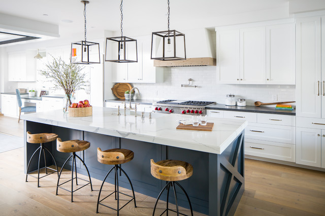 Example of a coastal home design design in Los Angeles