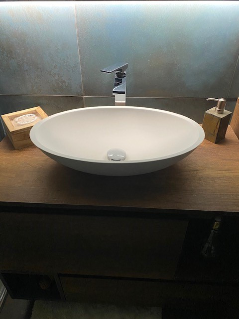 Particolare del lavabo nel nuovo bagno di servizio