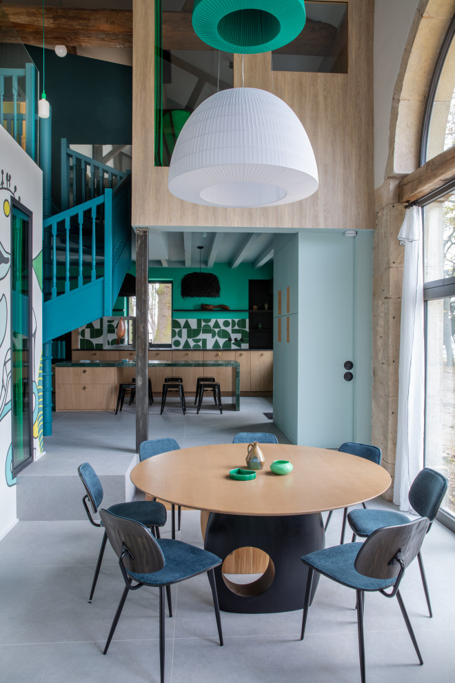 Идея дизайна: столовая в современном стиле с синими стенами, серым полом и обоями на стенах
