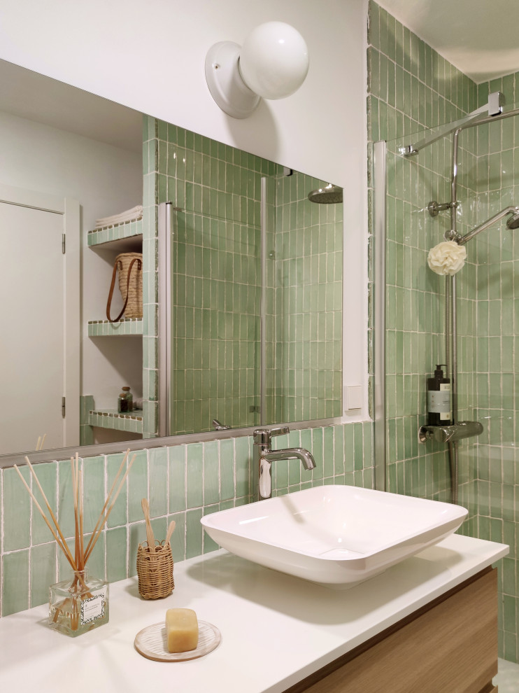 バレンシアにある小さな地中海スタイルのおしゃれな浴室 (淡色木目調キャビネット、緑のタイル、テラコッタタイル、テラコッタタイルの床、ベッセル式洗面器、クオーツストーンの洗面台、白い洗面カウンター、フローティング洗面台) の写真