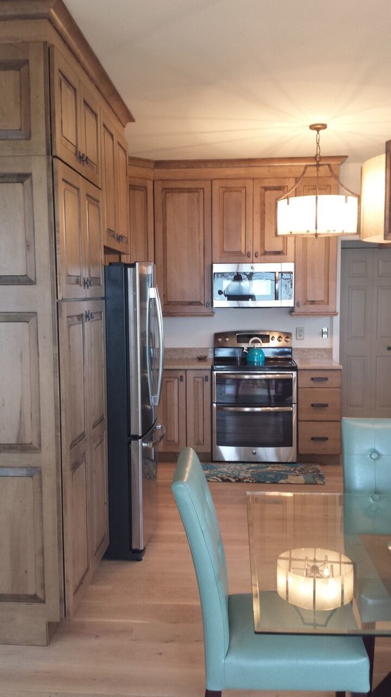 Transitional kitchen photo in Richmond