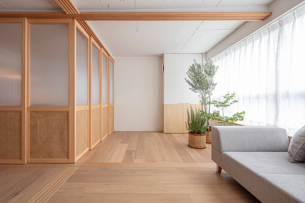 Foto di un soggiorno moderno con pareti bianche, pavimento in compensato, pavimento beige, travi a vista e carta da parati