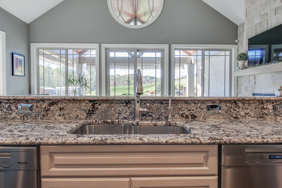 Kitchen - transitional kitchen idea