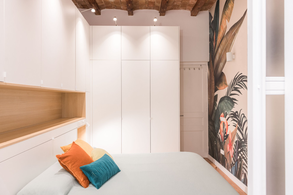 Cette photo montre une chambre parentale blanche et bois chic de taille moyenne avec un mur multicolore, un sol en vinyl, un sol beige, poutres apparentes et du papier peint.