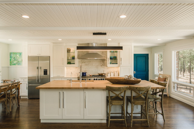 Blue paint in kitchen maritim-kueche