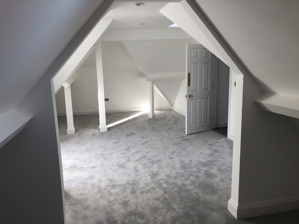 Idéer för ett mellanstort amerikanskt sovrum, med heltäckningsmatta och grått golv