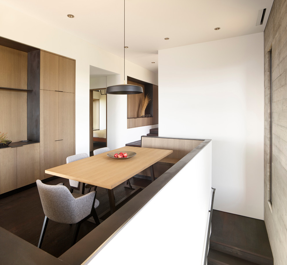 Idéer för ett mellanstort modernt kök med matplats, med metallisk väggfärg, mörkt trägolv och grått golv