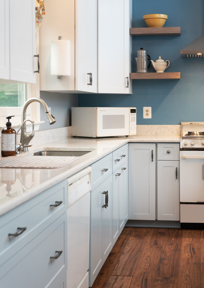 Idéer för avskilda, mellanstora funkis grått l-kök, med en dubbel diskho, skåp i shakerstil, blå skåp, bänkskiva i kvartsit, rostfria vitvaror, mellanmörkt trägolv, en köksö och brunt golv