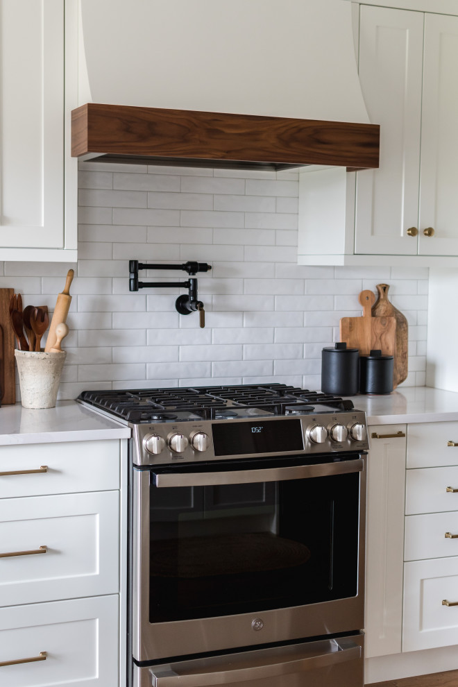 Transitional kitchen photo in Toronto