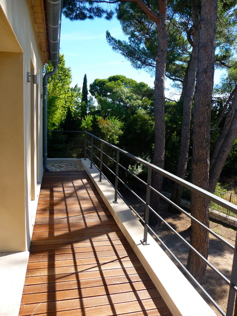 R&eacute;novation compl&egrave;te et am&eacute;nagement int&eacute;rieur d'anciennes &eacute;curies et d'un chai contemporary-deck