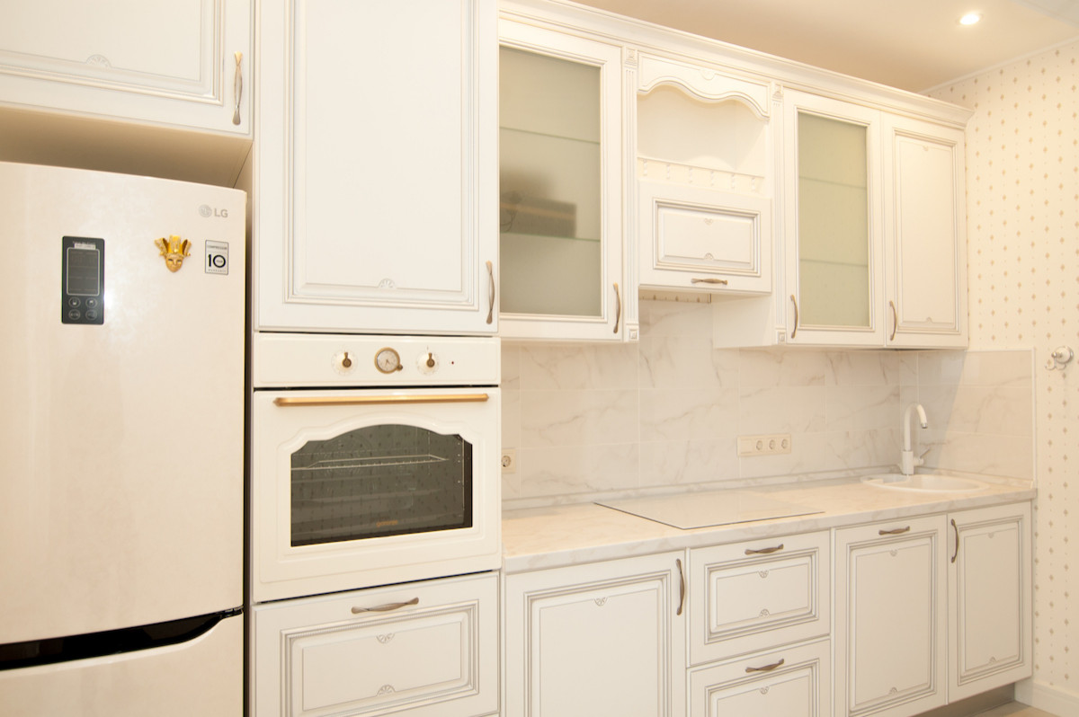 Светлый кухонный гарнитур в классическом стиле