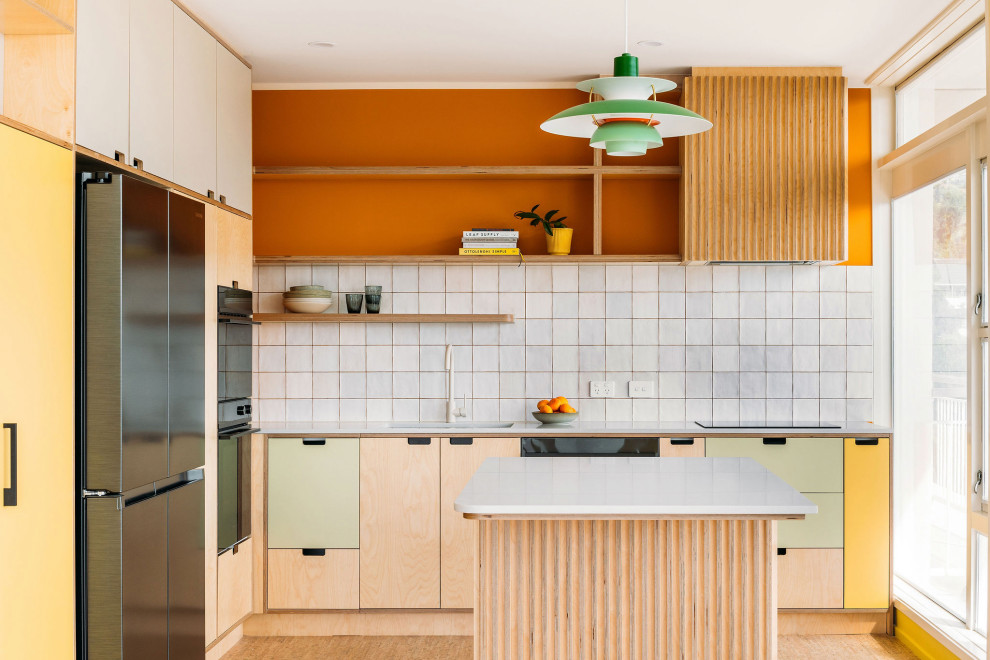 Immagine di una piccola cucina moderna con pavimento in sughero
