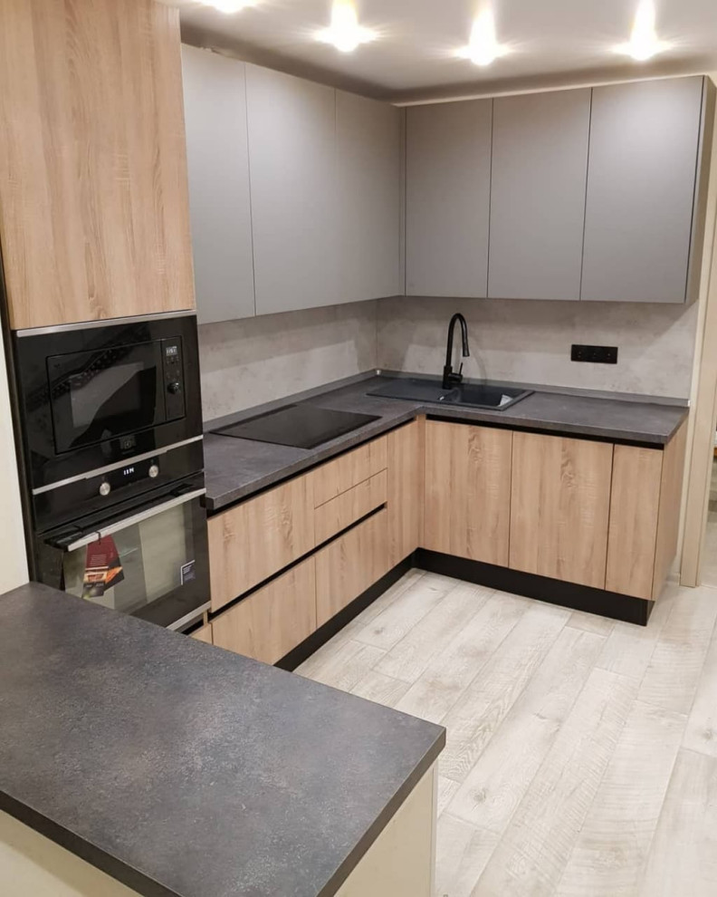 Стильная угловая кухня с деревянными и матовыми фасадами цвета графит