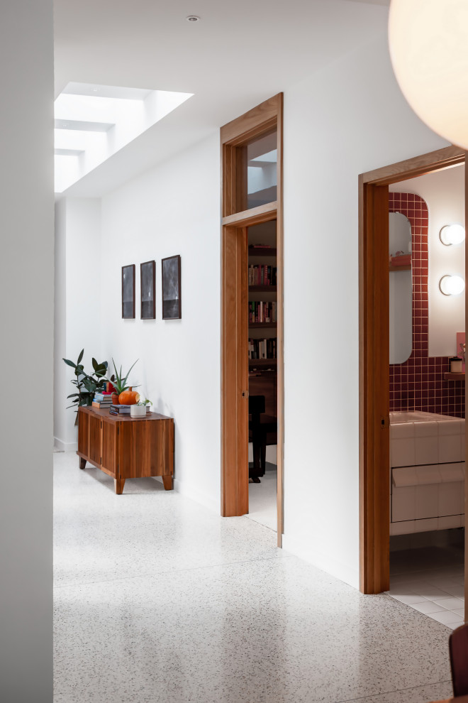 Стильный дизайн: коридор в стиле модернизм с белыми стенами, полом из терраццо и разноцветным полом - последний тренд
