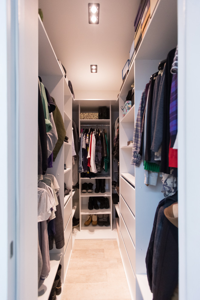 Photo of a contemporary storage and wardrobe in Moscow.