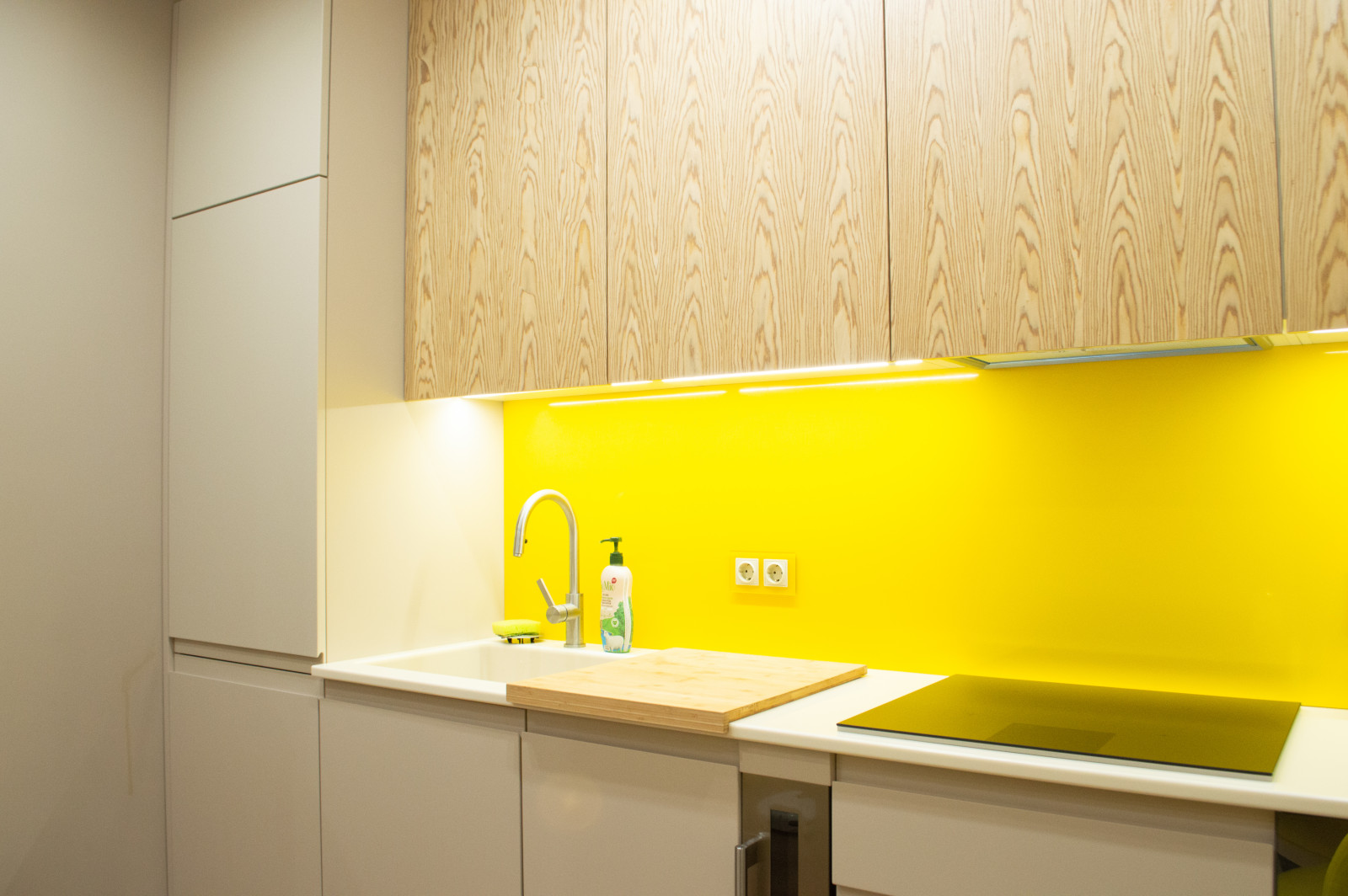 Яркая современная кухня