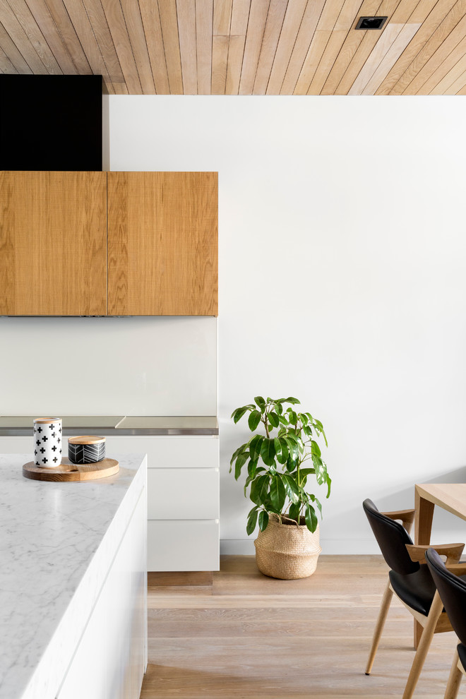 This is an example of a contemporary kitchen in Melbourne.