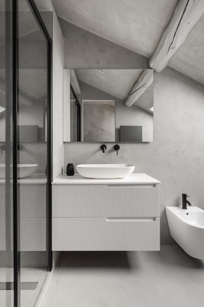 Immagine di una stanza da bagno con doccia nordica di medie dimensioni con ante bianche, pareti grigie, pavimento in cemento, pavimento grigio, top bianco, un lavabo e mobile bagno sospeso