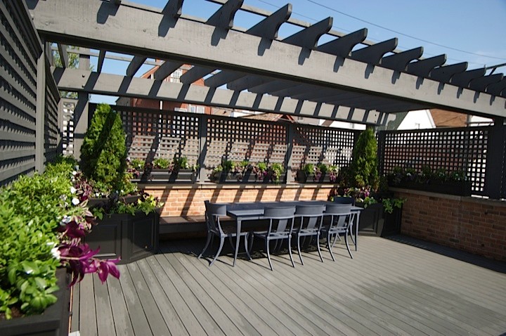 Inspiration for a mid-sized transitional rooftop deck remodel in Chicago with a pergola