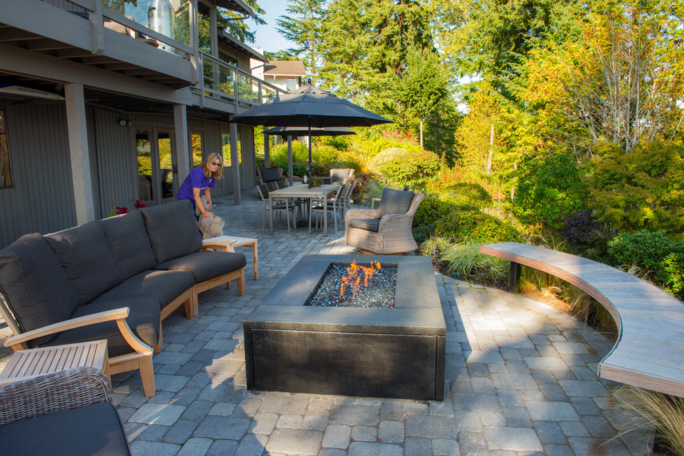 Inspiration for a contemporary patio in Seattle.
