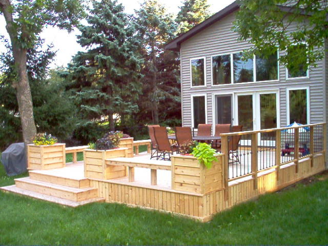 Inspiration for a mid-sized traditional backyard deck in Minneapolis with no cover.
