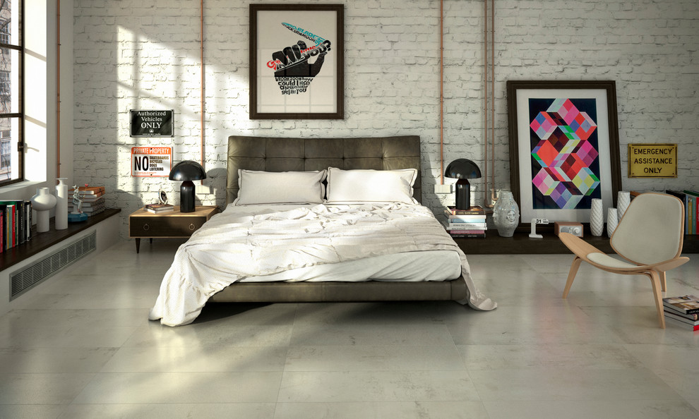Foto de dormitorio grande con paredes blancas, suelo de piedra caliza y suelo gris