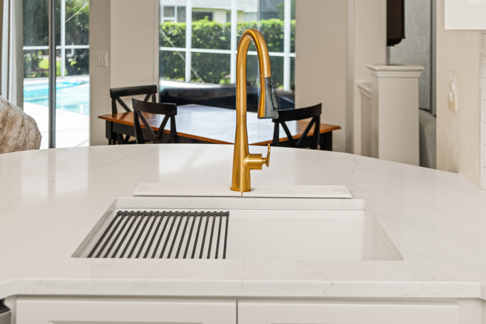 Transitional kitchen photo in Tampa