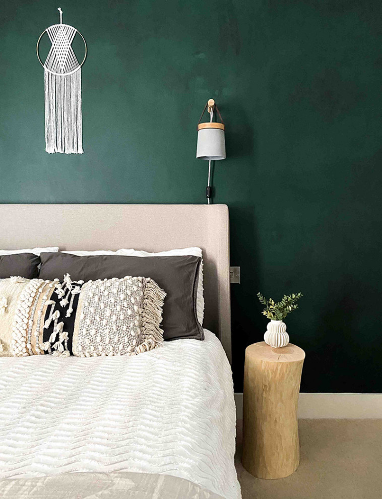 Inspiration pour une petite chambre bohème avec un mur vert, aucune cheminée, un sol beige et du papier peint.