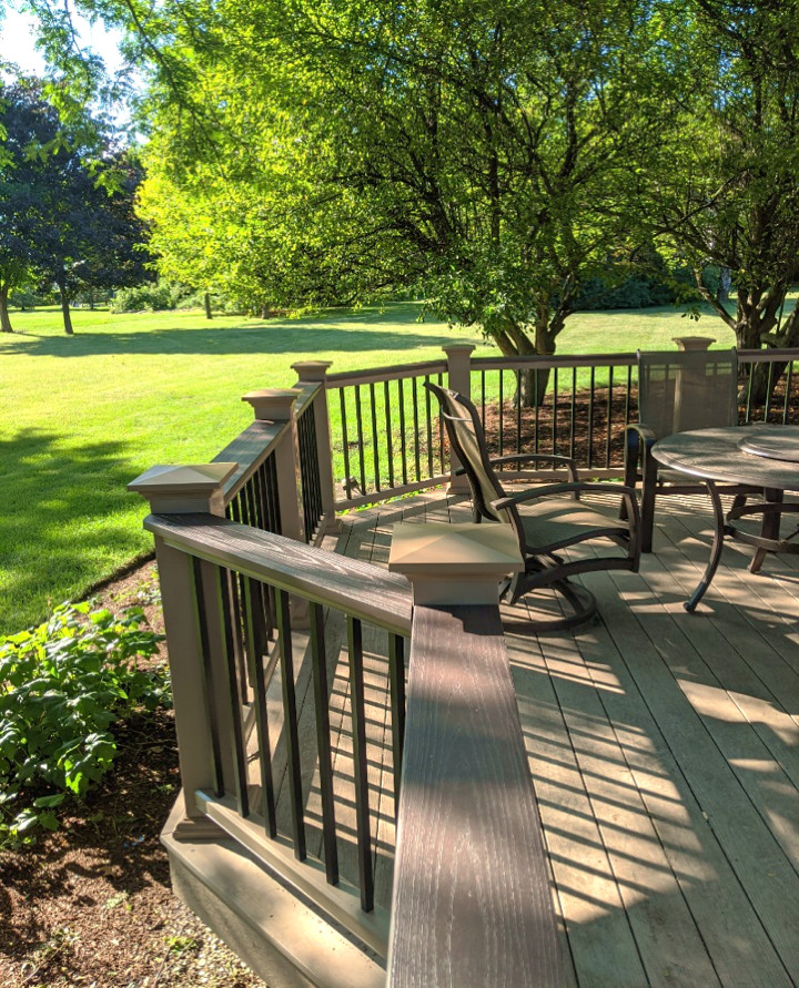 Example of a backyard deck design in Chicago
