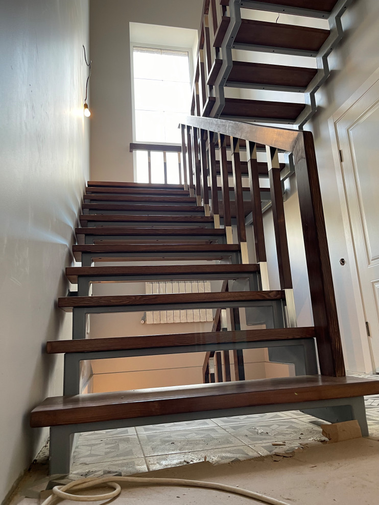Idée de décoration pour un escalier minimaliste en U de taille moyenne avec des marches en bois, un garde-corps en métal et du papier peint.