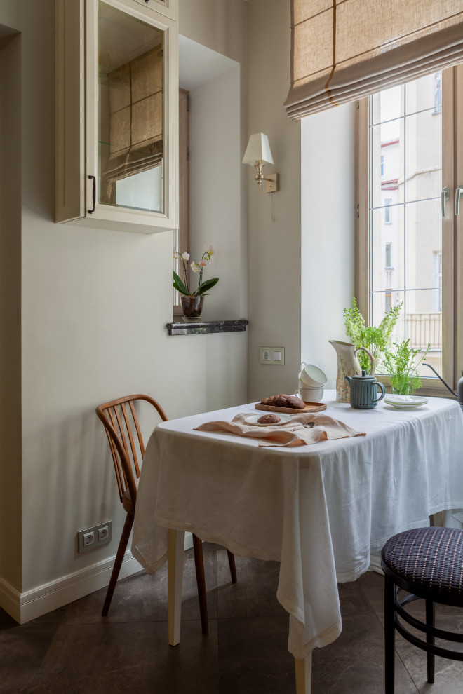Свежая идея для дизайна: маленькая отдельная столовая в классическом стиле с бежевыми стенами, полом из керамогранита, коричневым полом и кессонным потолком для на участке и в саду - отличное фото интерьера