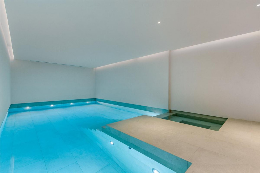 Photo of a contemporary pool in London.