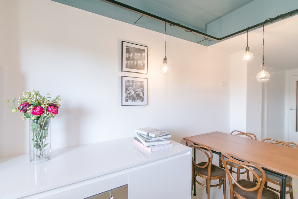 Ejemplo de comedor romántico de tamaño medio cerrado con paredes blancas, suelo de baldosas de porcelana y suelo gris