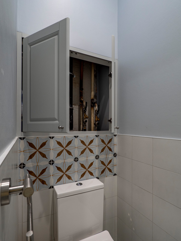 Меблировка прихожей и санузла в светло-мятном цвете