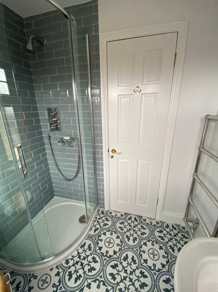 This is an example of a large traditional bathroom in London.