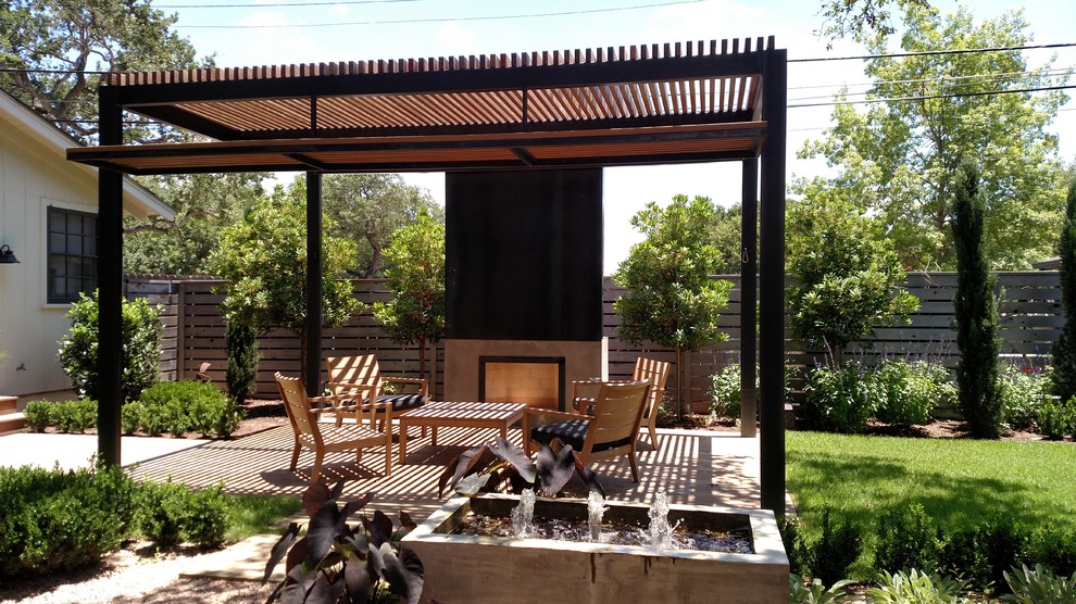 Design ideas for a mid-sized modern backyard garden in Austin.