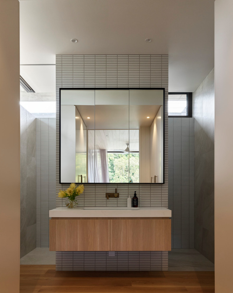 Design ideas for a modern bathroom in Sunshine Coast.