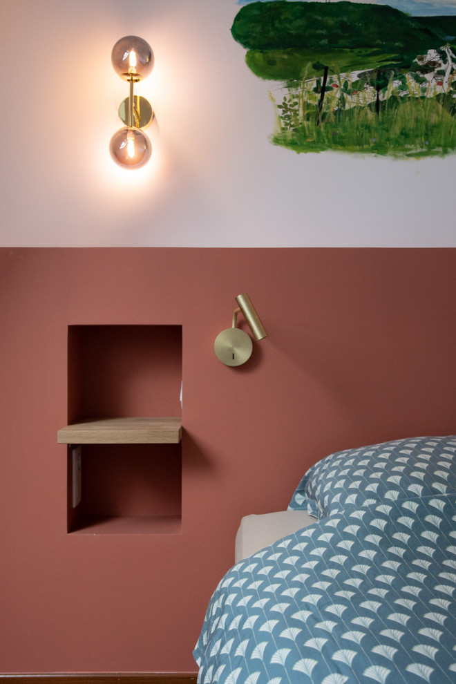 Источник вдохновения для домашнего уюта: хозяйская спальня среднего размера, в белых тонах с отделкой деревом в современном стиле с красными стенами, полом из ламината и коричневым полом