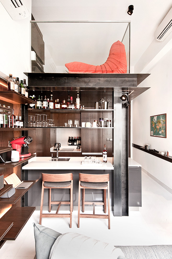Design ideas for a contemporary home bar in Singapore.