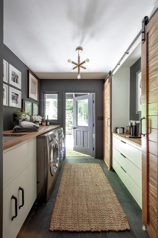 Example of a cottage home design design in Charlotte