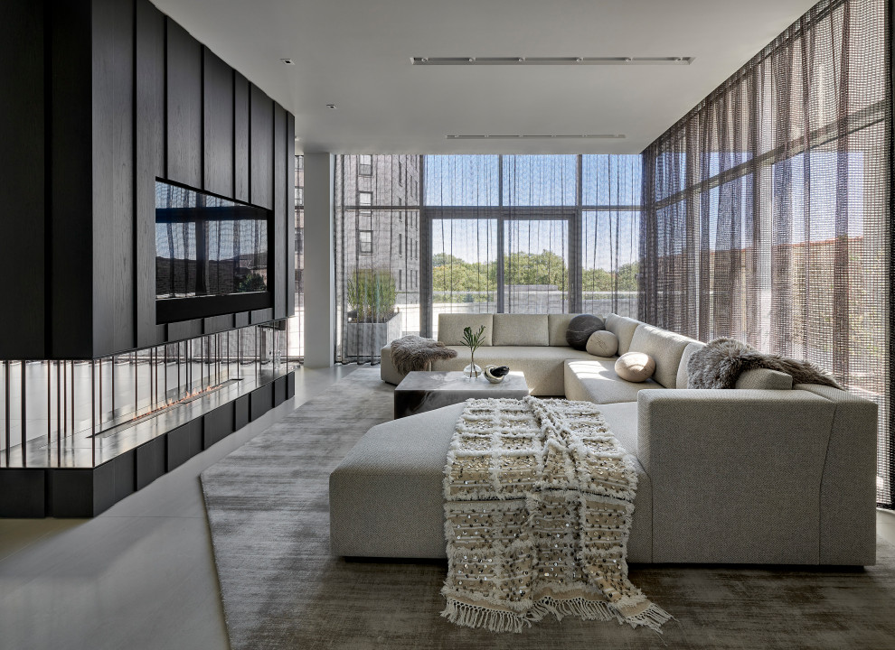 Offenes Modernes Wohnzimmer mit Porzellan-Bodenfliesen, Gaskamin, Kaminumrandung aus Holz, verstecktem TV und grauem Boden in Chicago
