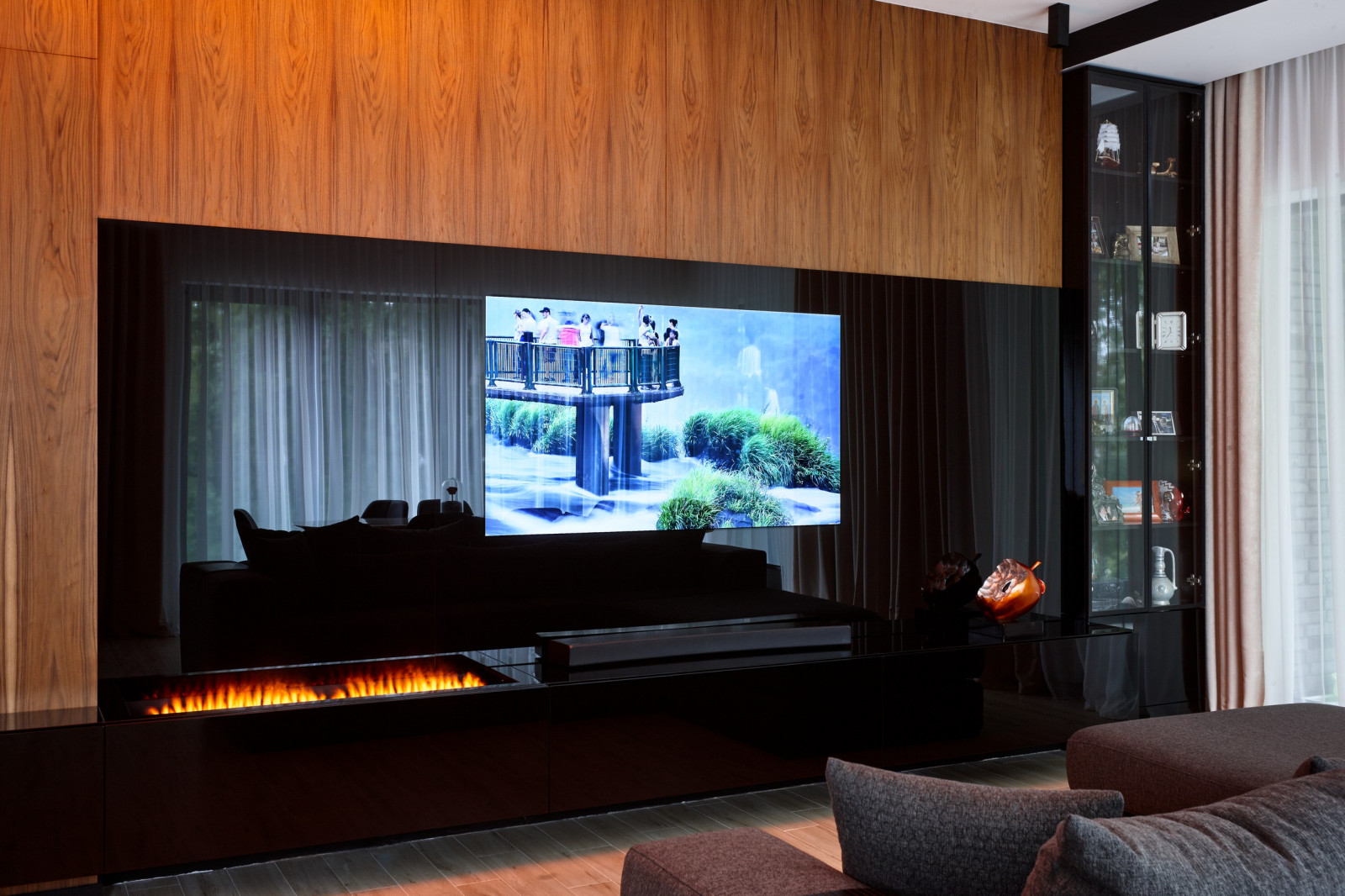 Встроенный телевизор с паровым камином