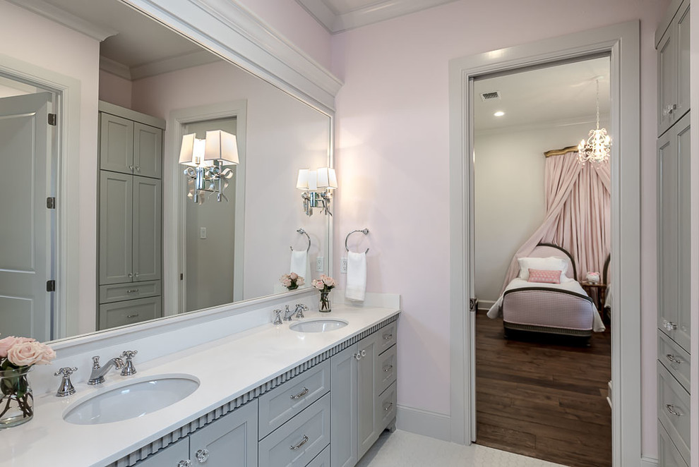 Transitional home design photo in Austin