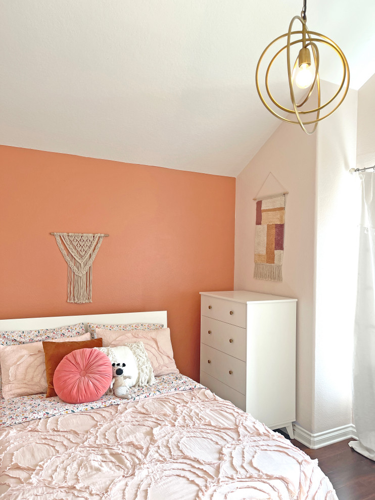 Modern inredning av ett mellanstort flickrum kombinerat med sovrum och för 4-10-åringar, med orange väggar, mörkt trägolv och brunt golv