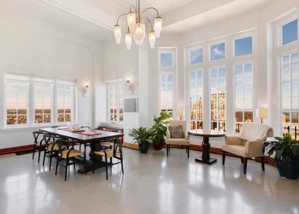 Example of a transitional home design design in Chicago