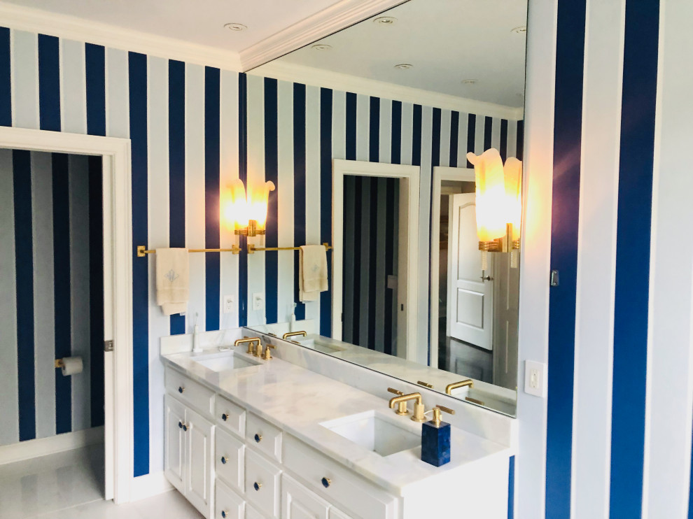 Exempel på ett klassiskt blå blått badrum, med luckor med upphöjd panel, vita skåp, ett undermonterat badkar, en öppen dusch, vit kakel, blå väggar, marmorgolv och vitt golv